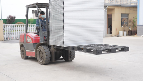 How to Choose the Right Skid Steer Pallet Fork for Your Farm?
